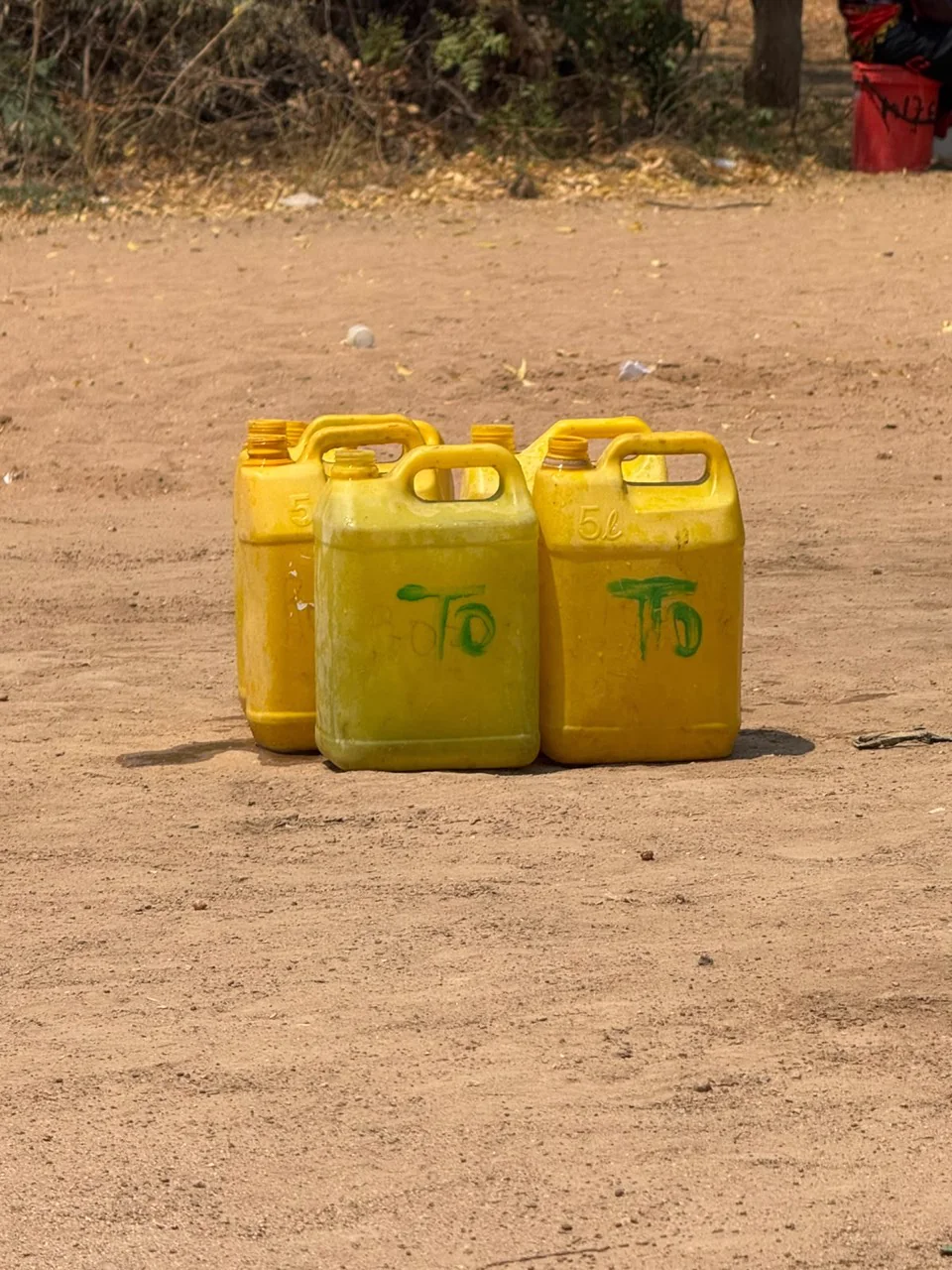 Bidones amarillos utilizados para transportar agua en Mozambique