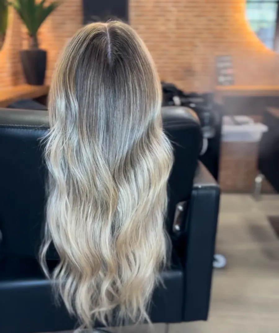 Balayage rubio luminoso con ondas trabajado en La Urbana