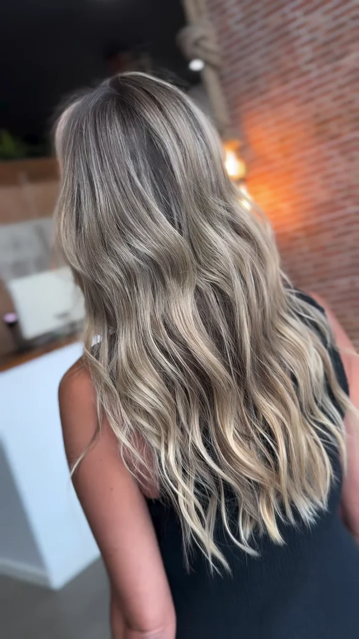 Balayage rubio visto de espaldas, publicado por La Urbana en Instagram