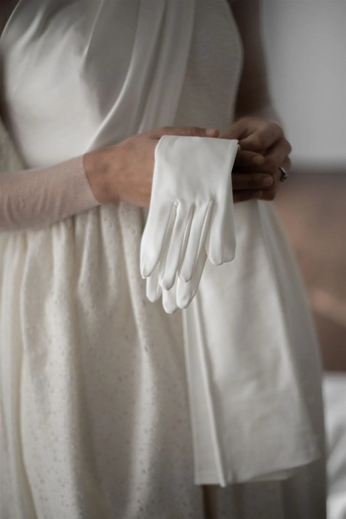 Detalle de los guantes y la falda del vestido de Cristina