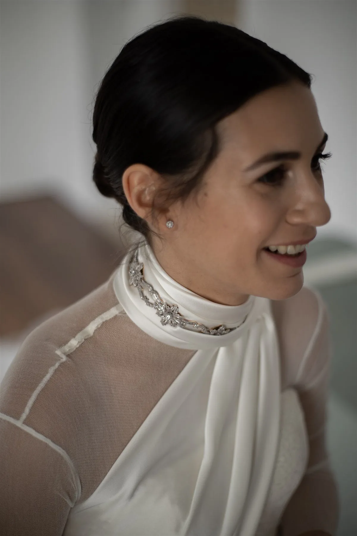 Cristina, novia de La Urbana, con recogido bajo pulido y maquillaje natural