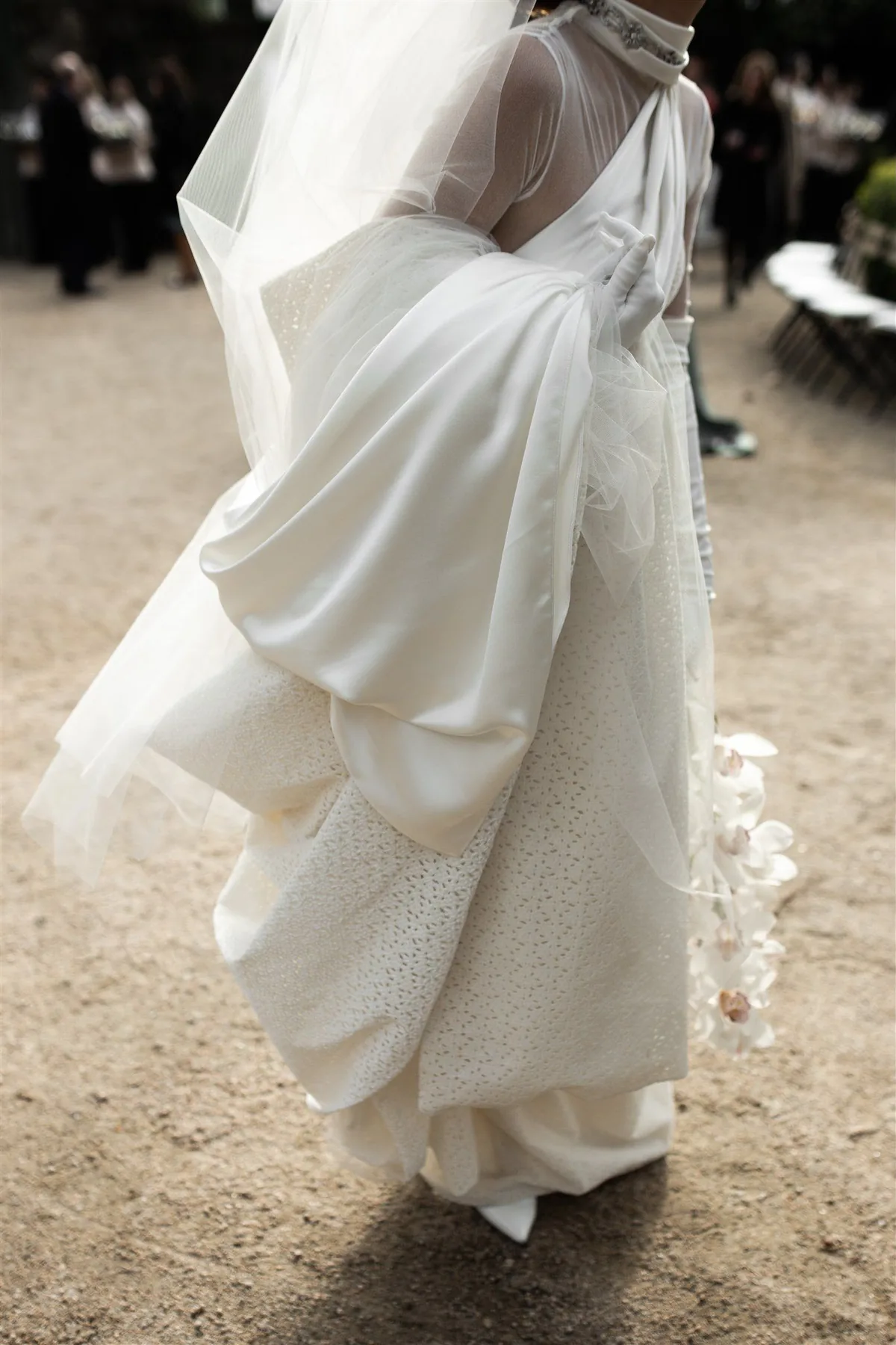 Movimiento del vestido brocado de Cristina en su boda en Nigrán