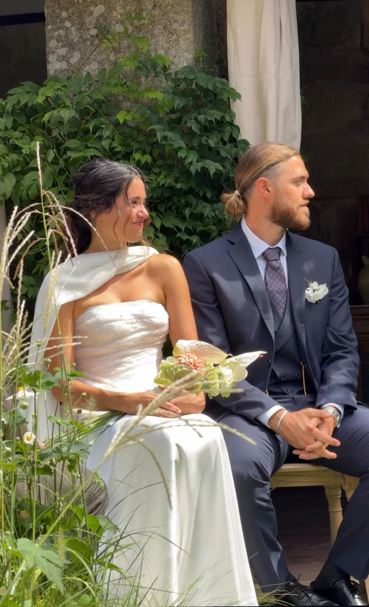 Sabela Abreu y su marido sentados durante la ceremonia al aire libre