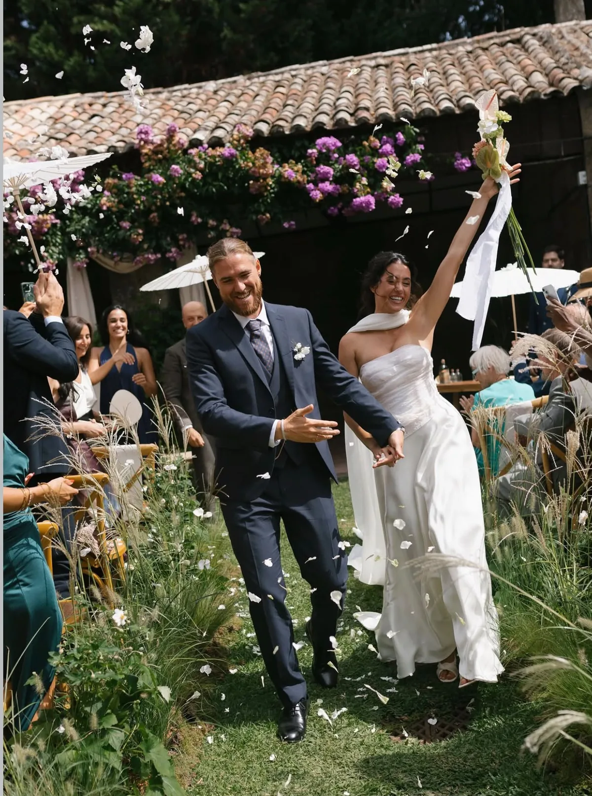 Sabela Abreu y su marido salen de la ceremonia entre pétalos