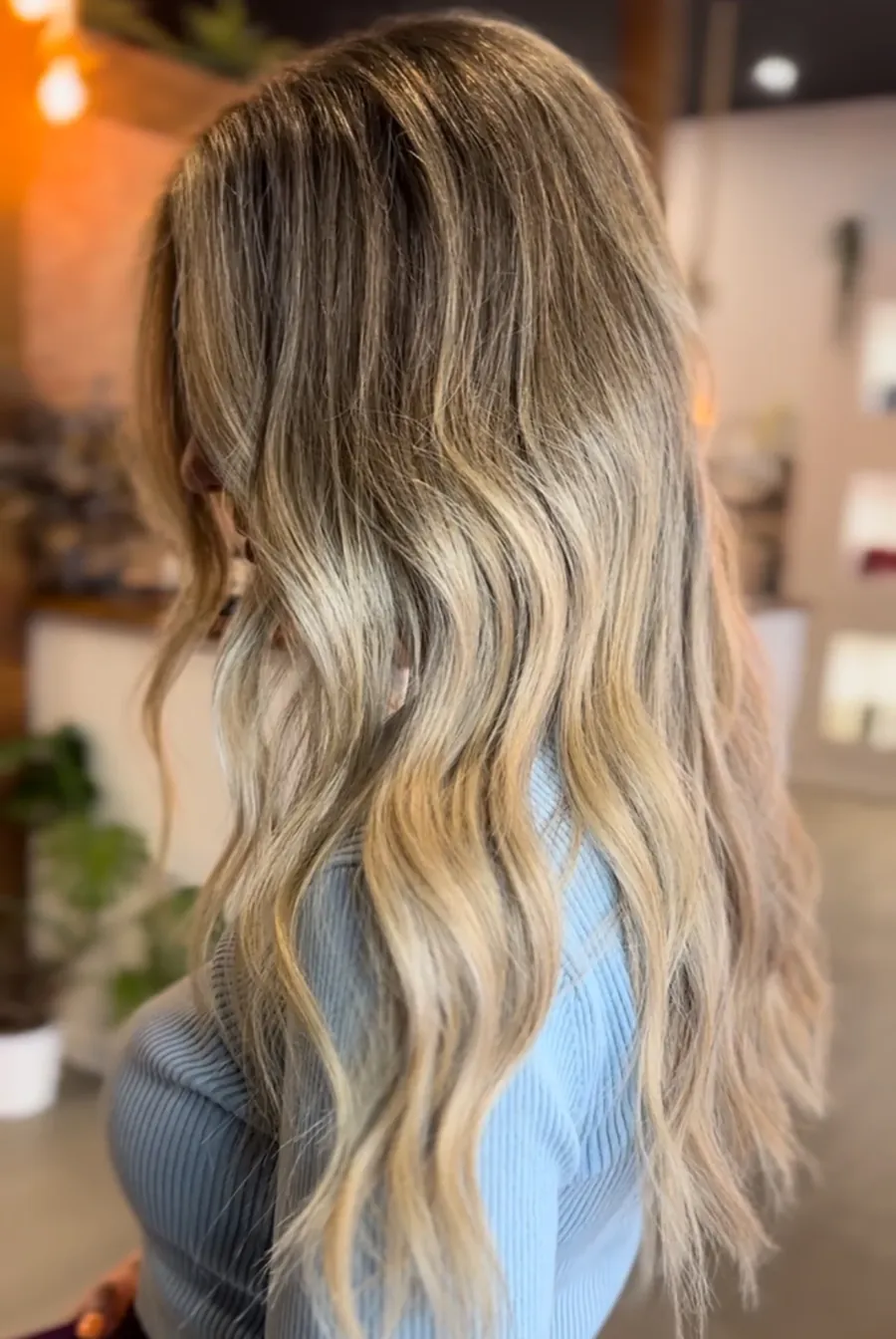 Melena larga con balayage rubio y ondas trabajada en La Urbana