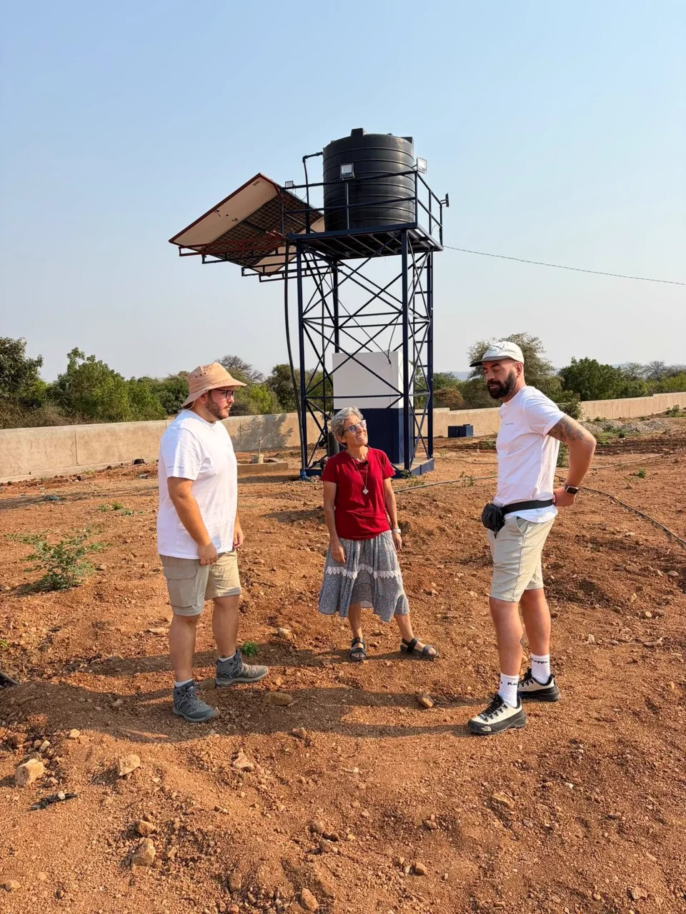 Visita de seguimiento a un sistema de almacenamiento de agua en Tete