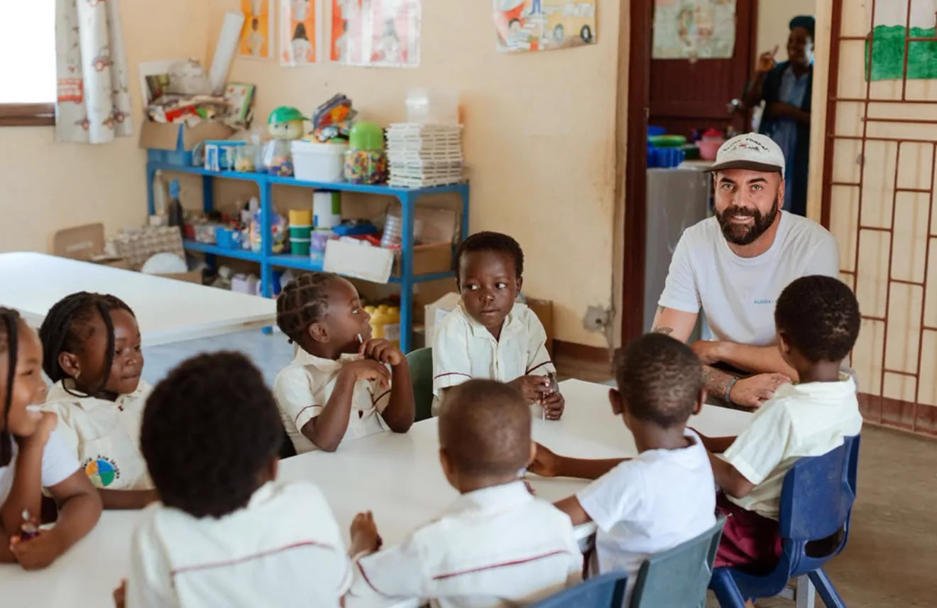 Niñas y niños reunidos en un aula en Tete
