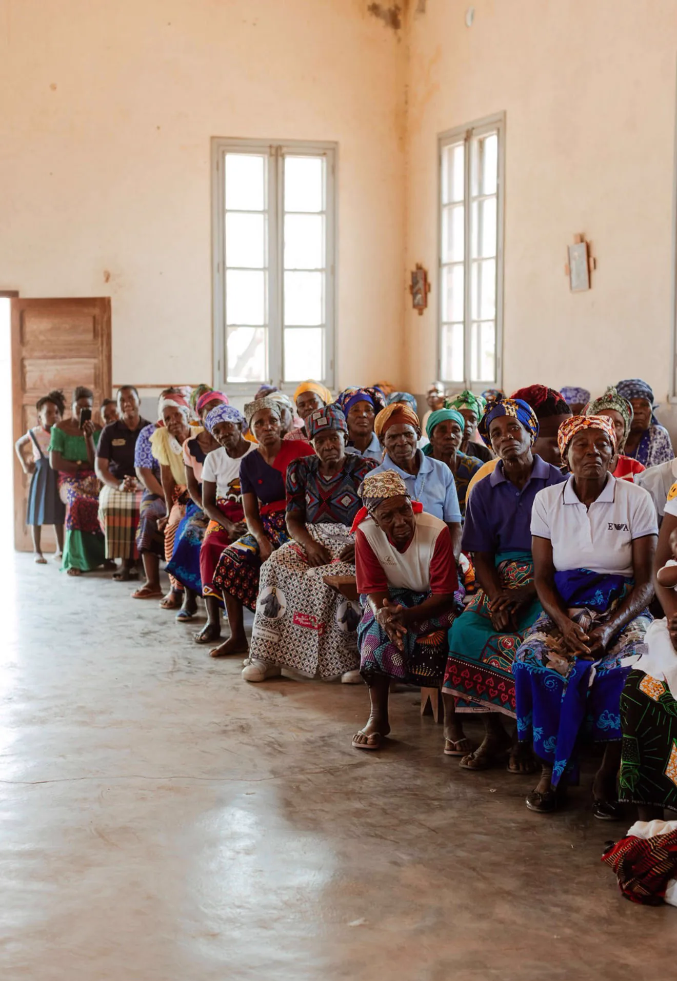 Encuentro con mujeres de la comunidad durante la visita en Tete